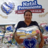 Dourados, MS — A sra. Luciene Souza, de 43 anos, agradeceu, com muita emoção, a cesta de alimentos entregue pela Legião da Boa Vontade. 