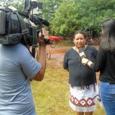 Dourados, MS — A TV Morena (afiliada da Rede Globo) também esteve presente, fazendo a cobertura da entrega das cestas de alimento. Na oportunidade, a equipe de reportagem da emissora entrevistou algumas famílias que foram beneficiadas pela ação solidária da LBV.
