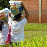 Dourados, MS — A iniciativa solidária da Legião da Boa Vontade chega às comunidades indígenas Bororó e Jaguapirú, localizadas em uma região muito castigada pela falta de oportunidades e moradias precárias. Muitas dessas famílias residem em barracos cobertos de lona e pedaços de telhas. Há casas em que moram cerca de oito pessoas em um só cômodo e a principal fonte de renda vem da plantação em seus próprios quintais. Agora, com a ajuda da LBV, cerca de 200 famílias indígenas terão um Natal mais digno, feliz e sem fome.
