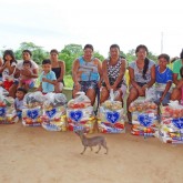 Rondonópolis, MT — Após receber a cesta de alimentos da LBV, atendida expressa a certeza de que terá um Natal mais digno e feliz.
