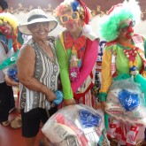 Cuiabá, MT — Grupo Voluntários da Alegria participa da entrega das cestas de alimentos da campanha de Natal da LBV. 
