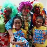 Cuiabá, MT — Os Voluntários da Alegria marcaram presença na entrega de cestas de alimentos. Além da certeza da mesa farta, as crianças também levaram para casa presentes arrecadados por voluntários da LBV. Muita felicidade estampada no rosto, né? =)
