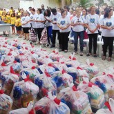 Juiz de Fora, MG — Famílias em situação de vulnerabilidade social, que já são atendidas pela Legião da Boa Vontade ao longo do ano, levam para seus lares a certeza de mesa farta no fim de ano: cestas de alimentos da campanha de Natal da LBV.

 
