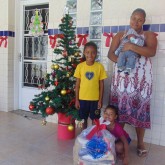 Juiz de Fora, MG — Famílias em situação de vulnerabilidade social, que já são atendidas pela Legião da Boa Vontade ao longo do ano, levam para seus lares a certeza de mesa farta no fim de ano: cestas de alimentos da campanha de Natal da LBV.

 
