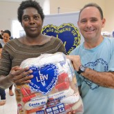 Itapeva, SP — A cesta de alimentos tem 25kg e contém arroz, feijão, óleo, açúcar, leite em pó, macarrão, farinha de mandioca e de trigo, goiabada, gelatina, massa para bolo, extrato de tomate e sal. Itens básicos para ajudar no sustento da família. 
