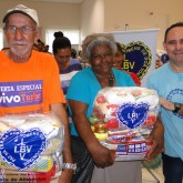 Itapeva, SP — A senhora Maria Valdina Lopes, juntamente com o Senhor Enoque José Ubaldo, foi beneficiada pela ação solidária da LBV. A alegria em receber a cesta de alimentos era visível no rosto da família. 
