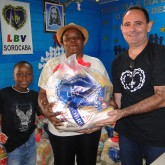 Sorocaba, SP — A cesta de alimentos tem 30kg e contém arroz, feijão, óleo, açúcar, leite em pó, macarrão, farinha de mandioca e de trigo, goiabada, gelatina, Panetone, Chester, massa para bolo, extrato de tomate e sal. Itens básicos para ajudar no sustento da família. 
