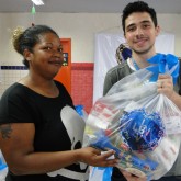 Campinas, SP  (Jardim Profilurb) — A atendida Tamires Fernandes Rosa, foi beneficiada pela ação solidária da LBV. A alegria em receber a cesta de alimentos era visível em rosto. 
