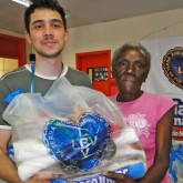 Campinas, SP — Famílias em situação de vulnerabilidade social de Jd. Profilurb, que já são atendidas pela Legião da Boa Vontade ao longo do ano, levam para seus lares a certeza de mesa farta no fim de ano: cestas de alimentos da campanha de Natal da LBV.
