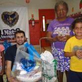 Campinas, SP (Jd. Profilurb) — A satisfação em levar a cesta de alimentos e a certeza de um fim de ano mais digno é facilmente constatada no semblante dos atendidos pela LBV.
