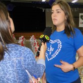 Campinas, SP —  A entrega das cestas em Vila Rica contou com a cobertura da TV Bandeirantes. Na foto, a repórter Lucimeire Ramalho entrevista a representante local da LBV, Edmeire Cavichione.
