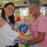Campinas, SP — A assistente social e coodernadora do Mesa Brasil, Lilian Rocha, também prestigiou a solenidade de entrega das cestas de alimentos da Campanha Natal Permanente de LBV — Jesus, o Pão Nosso de cada dia! em Vila Rica.

