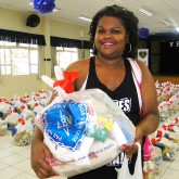 Campinas, SP — O sorriso estampado no rosto revela a felicidade proporcionada pela LBV durante a entrega das cestas de alimentos da campanha de Natal da Instituição.
