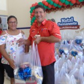 Paranaíba, MS — A cerimônia de entrega das cestas de alimentos da Campanha de Natal da LBV contou com a participação de voluntários, colaboradores e parceiros, a exemplo do Grupo Cometa Motocenter (Honda), representado pela sra. Hevelen Kaila Queiroz e pelo sr. Derco Porfírio Paulino.

