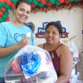 Paranaíba, MS — Para a sra. Genivalda Cristina Costa, a cesta entregue pela LBV veio em um momento muito oportuno. Ela enfrenta dificuldades nos últimos meses, por conta da perda de seu esposo, e conta com o auxílio da Entidade na educação da filha. 