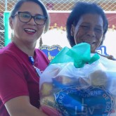 Campo Grande, MS — A sra. Rosineide Santos (E) esteve na entrega de cestas representando o Supermercado Comper, parceiro da LBV nesta ação solidária.

