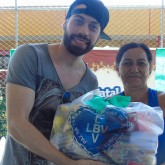 Campo Grande, MS — O cantor Jean Michell, amigo de Boa Vontade, colaborou na entrega das cestas de Natal da LBV. 