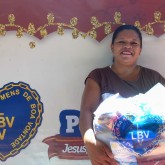 Campo Grande, MS — A atendida sra. Ana Aparecida Monteiro agradeceu, emocionada, pela cesta de alimento. 