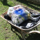 Santo Expedito, SP —  Mesmo na simplicidade, ficou claro o cuidado das famílias em levar as cestas de alimento para casa.
