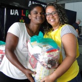 Registro, SP — As cestas de alimento foram carinhosamente montadas para que cada família tenha um Natal digno e um fim de ano mais feliz. Essa garantia é vista no sorriso dos atendidos, que levam para os seus lares a esperança de dias melhores.
