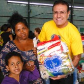 Registro, SP — As famílias beneficiadas pela Campanha Natal Permanente da LBV — Jesus, o Pão Nosso de cada dia!, agradeceram emocionadas o sucesso na realização da entrega das cestas de alimento.
