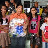 Registro, SP — Graças ao seu gesto de solidariedade, dezenas de famílias receberam as cestas de alimento da LBV.
