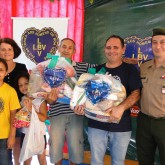 Sorocaba, SP — Famílias em situação de vulnerabilidade social, que já são atendidas pela Legião da Boa Vontade ao longo do ano, posam ao lado do gestor da Entidade, Sérgio Serrano, e do sub-tenente Flávio Lisboa Afonso.
 
