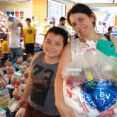 Sorocaba, SP — Alegria da mãe ao receber a cesta de Natal da LBV. As famílias são atendidas pela Instituição durante todo o ano e agora levam para casa a certeza de um fim de ano mais farto.
