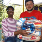 Mogi das Cruzes, SP — A satisfação em levar a cesta de alimentos é facilmente constatada no semblante dos atendidos pela LBV.
