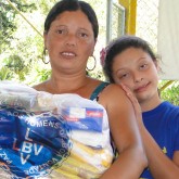 Mogi das Cruzes, SP — Esta é a alegria da mãe ao receber a cesta de Natal da LBV. A você, que contribuiu com a Campanha de Natal da Entidade, o nosso muito obrigado! o/
