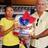 Belém, PA — Colaborador da Legião da Boa Vontade, Itamar Rodrigues participa da entrega de cestas de alimentos da Instituição: 