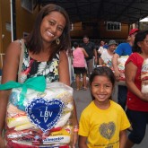 Belém, PA — Após receber a cesta de alimentos da LBV, atendida expressa a certeza de que terá um Natal mais digno e feliz.
