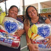 Belém, PA — Famílias que vivem em situação de vulnerabilidade social recebem cestas de alimentos da campanha Natal Permanente da LBV — Jesus, o Pão Nosso de cada dia!.
