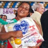 Belém, PA — Cada cesta tem arroz, feijão, óleo, açúcar, leite em pó, macarrão, farinha de mandioca e de trigo, fubá, goiabada, gelatina, massa para bolo, extrato de tomate e sal. Itens essenciais e básicos para ajudar no sustento da família.

