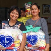 Ananindeua, PA — Sorridentes, atendidas levam para casa suas cestas de alimentos, com a certeza de que terão um Natal mais feliz e digno.
