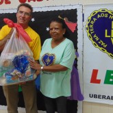 Uberaba, MG — Colaborador participa com alegria da entrega das cestas de alimento às familias atendidas pela Legião da Boa Vontade na cidade mineira.
