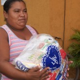 Ananindeua, PA — Satisfeita, mãe atendida leva para casa sua cesta de alimentos, a certeza de um Natal mais farto.
