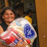 Ananindeua, PA — Com sorriso no rosto, mãe recebe da LBV a garantia de um natal digno e mais feliz.

