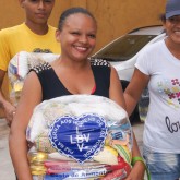 Ananindeua, PA — Com sorriso no rosto, atendidas recebem da LBV a garantia de um natal digno e mais feliz.
