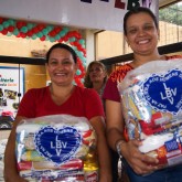 Ananindeua, PA — Com sorriso no rosto, mulheres recebem da LBV a garantia de um natal digno e mais feliz.
