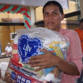 Ananindeua, PA — Emocionada, mãe não mede esforços para levar para casa a cesta de alimentos que recebeu da LBV e irá garantir, para sua família, mesa farta neste Natal.
