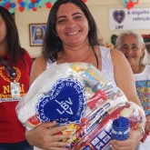 Ananindeua, PA — Com sorriso no rosto, mãe recebe da LBV a garantia de um natal digno e mais feliz.
