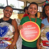Ananindeua, PA — Representando o grupo Atacadista Assaí Rosangela Monteiro (centro) participou da entrega de cestas de alimentos para famílias atendidas pela LBV.
