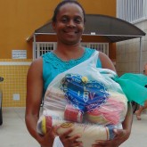 Uberaba, MG — Famílias em situação de vulnerabilidade social, que já são atendidas pela Legião da Boa Vontade ao longo do ano, levam para seus lares a certeza de mesa farta no fim de ano: cestas de alimentos da campanha de Natal da LBV.

 
