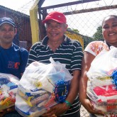 Ananindeua, PA — A comunidade Santana do Aurá, composta de famílias que sobrevivem com menos de um salário mínimo, levaram para a casa cestas de alimentos proporcionadas pela a LBV.

