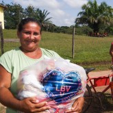 Ananindeua, PA — A importância de receber a cesta de alimentos é expressa no sorriso de cada pessoa beneficiada pela campanha.
