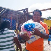Ananindeua, PA — O sorriso estampado no rosto revela a felicidade proporcionada pela LBV durante a entrega das cestas de alimentos da campanha de Natal da Instituição.
