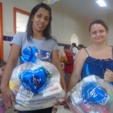 Bauru, SP — A satisfação em levar a cesta de alimentos e a certeza de um fim de ano mais digno é facilmente constatada no semblante dos atendidos pela Legião da Boa Vontade.
