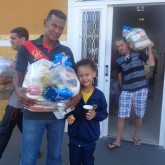 Bauru, SP — No semblante do atendido, a alegria em receber a cesta de alimentos e assim oferecer aos seus um natal digno e feliz.
