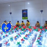 Araçatuba, SP —  Com alegria e empolgação, crianças e adolescentes atendidos pela LBV realizaram apresentações culturais para abrilhantar ainda mais a cerimônia da entrega das cestas de alimentos da Instituição. Eles fizeram uma apresentação musical com flauta doce.
